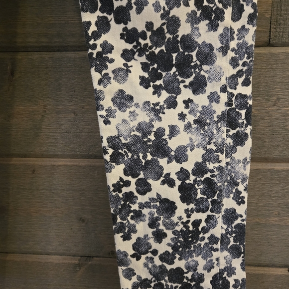Michael Kors Izzy Floral Print Cropped Skinny Jeans Size 2P Petite Blue White - Picture 3 of 9
